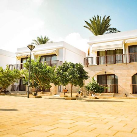 Golden Palms Guest House & Cafe 파마구스타 외부 사진