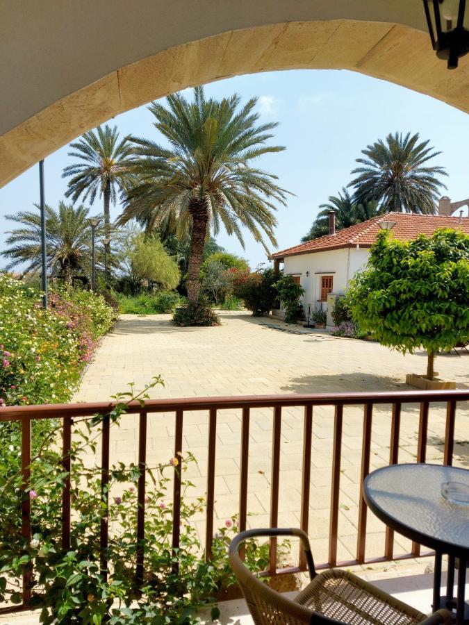 Golden Palms Guest House & Cafe 파마구스타 외부 사진