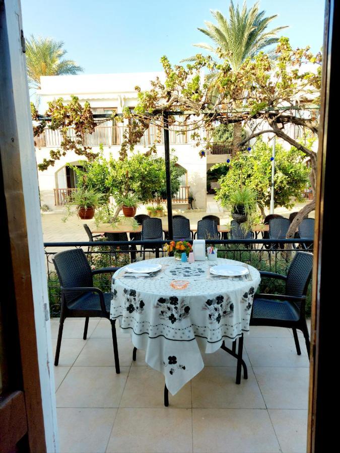 Golden Palms Guest House & Cafe 파마구스타 외부 사진