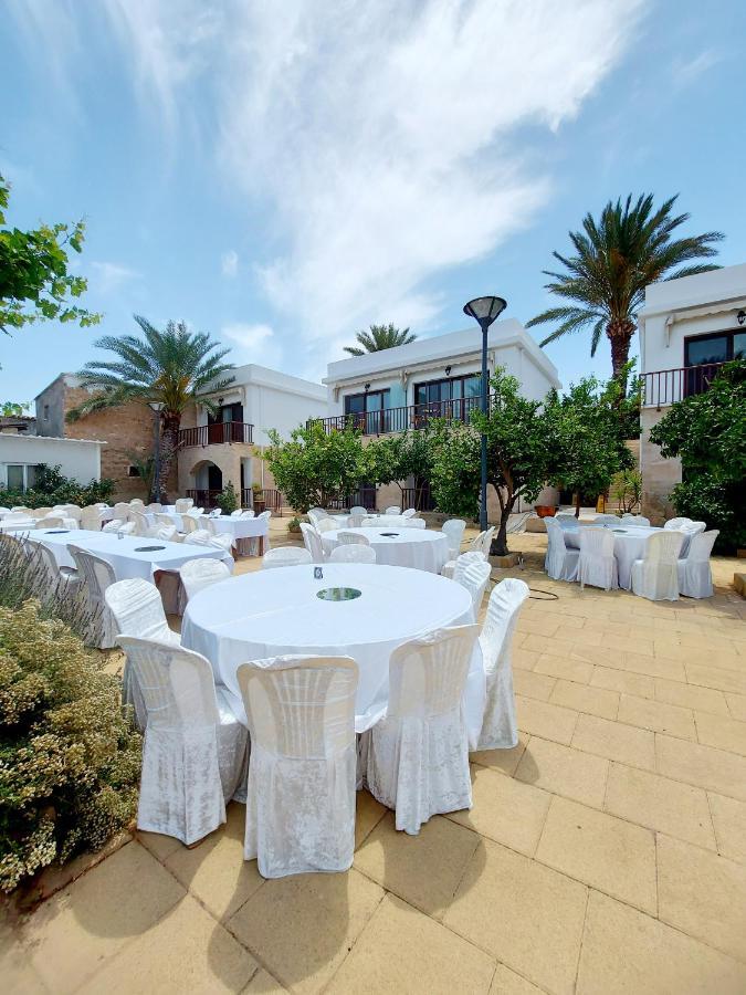 Golden Palms Guest House & Cafe 파마구스타 외부 사진