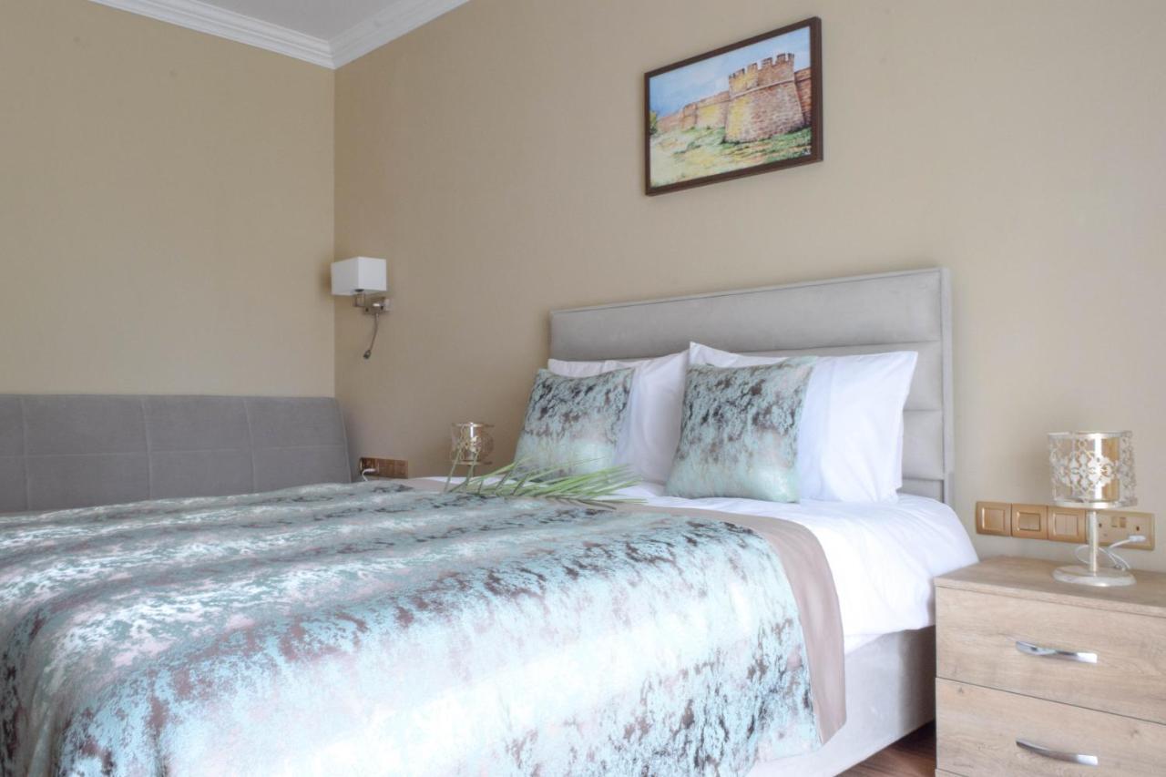 Golden Palms Guest House & Cafe 파마구스타 외부 사진