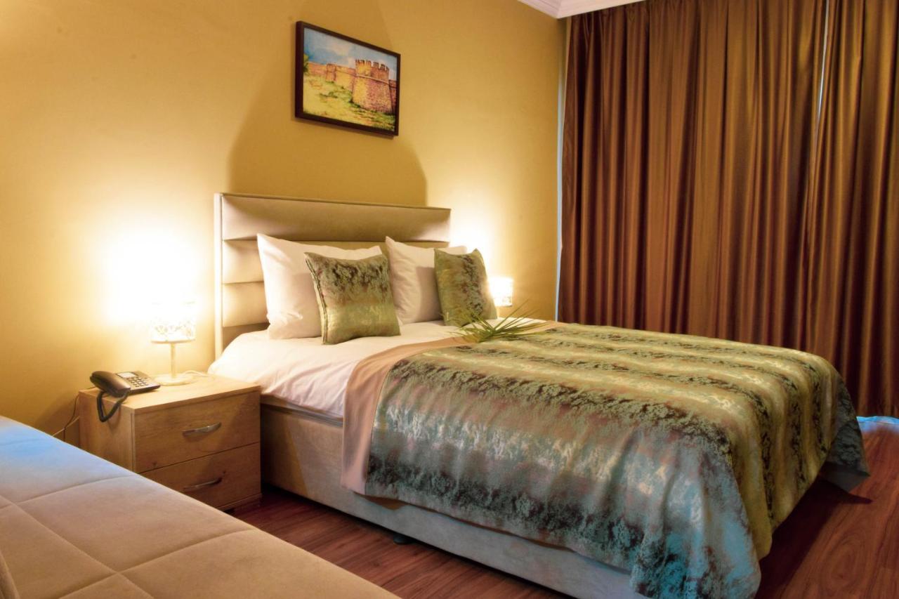 Golden Palms Guest House & Cafe 파마구스타 외부 사진