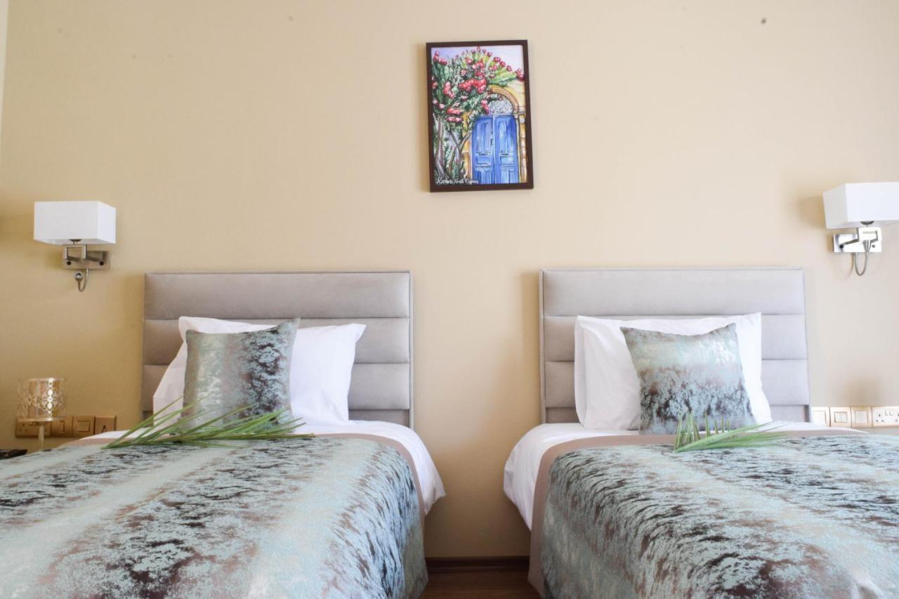 Golden Palms Guest House & Cafe 파마구스타 외부 사진