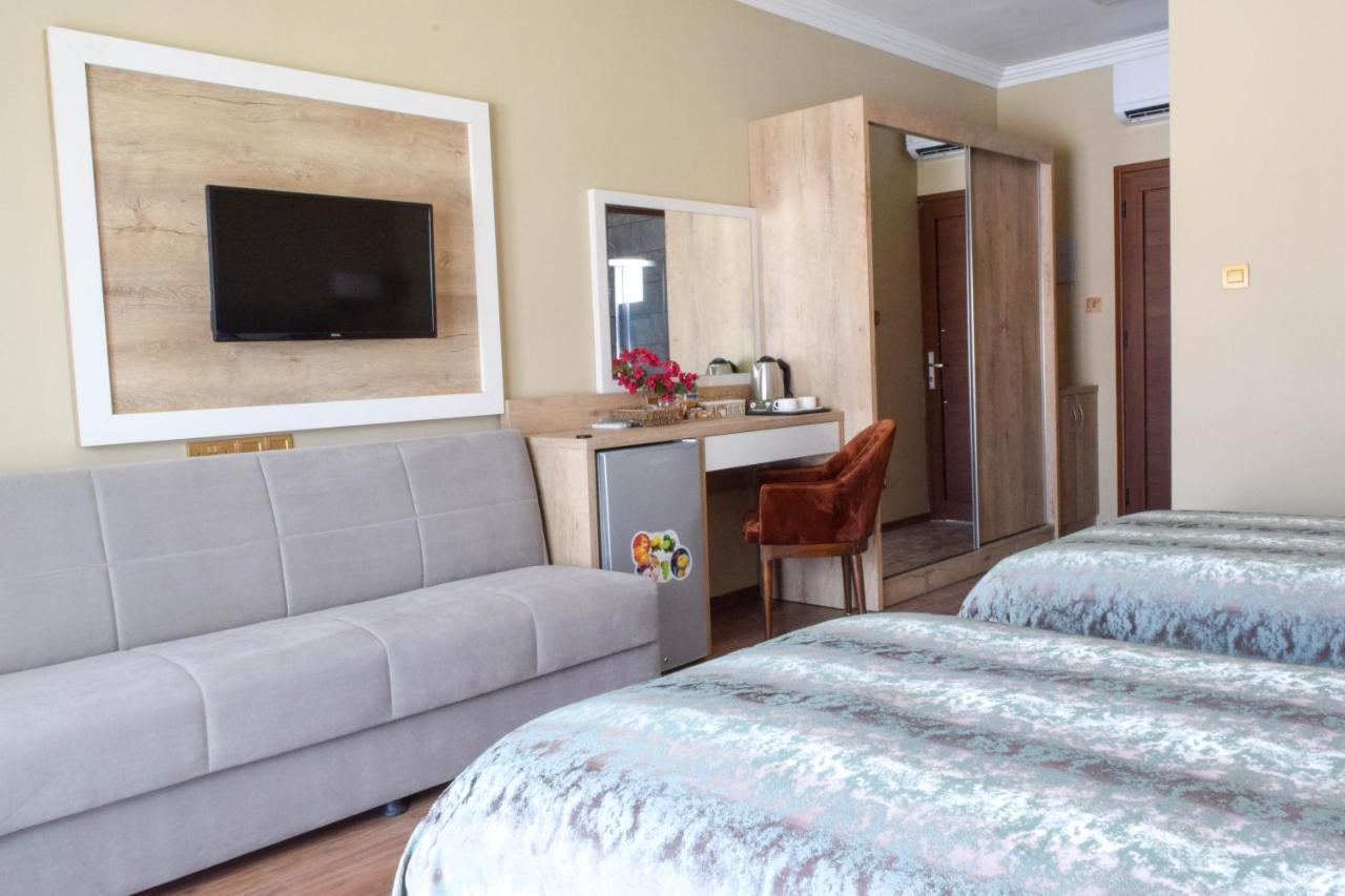 Golden Palms Guest House & Cafe 파마구스타 외부 사진