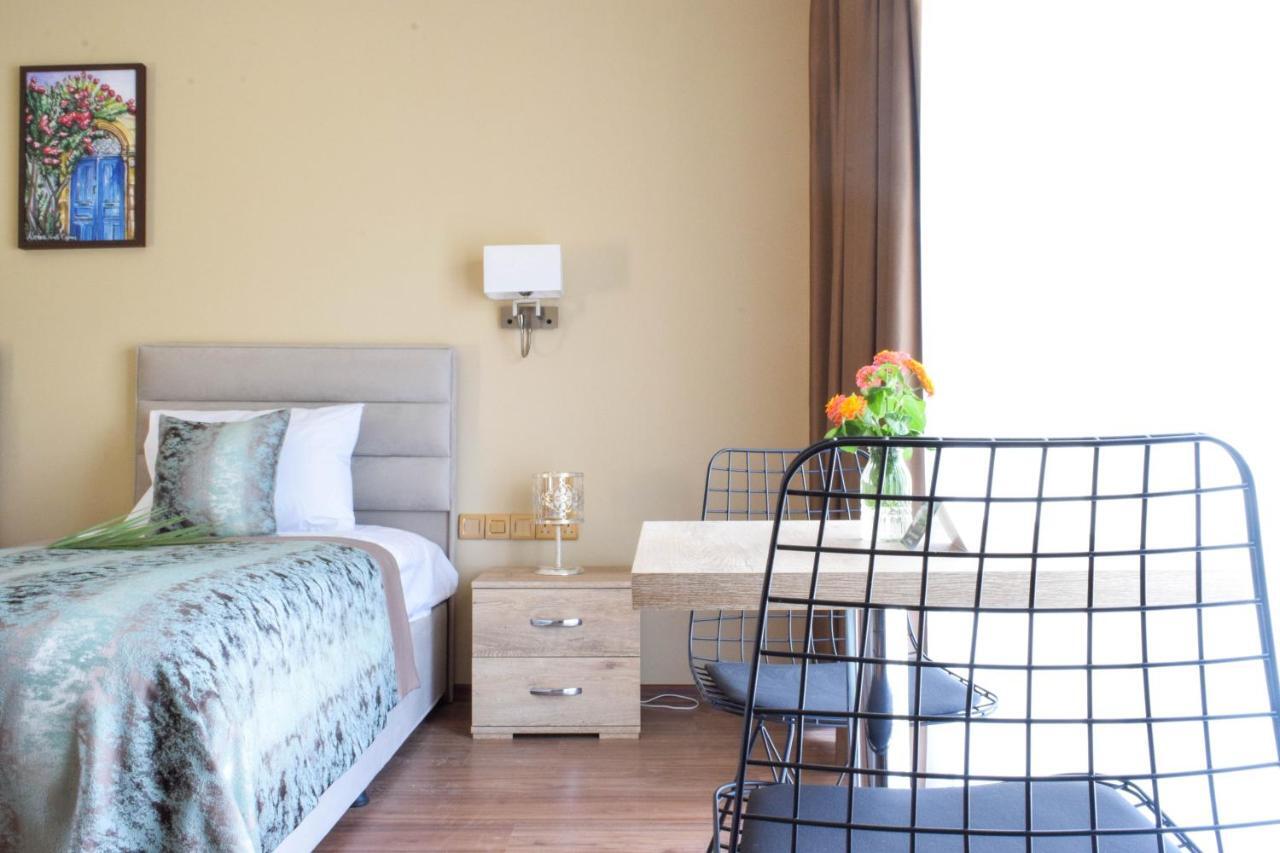 Golden Palms Guest House & Cafe 파마구스타 외부 사진