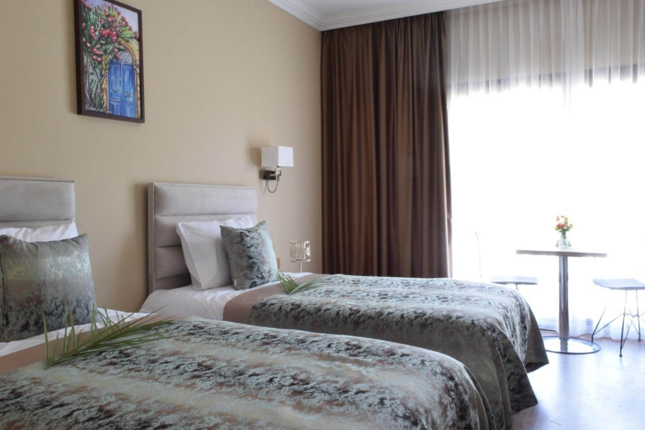 Golden Palms Guest House & Cafe 파마구스타 외부 사진