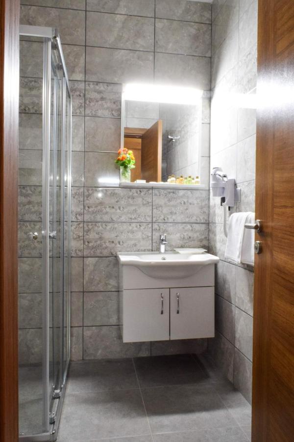 Golden Palms Guest House & Cafe 파마구스타 외부 사진