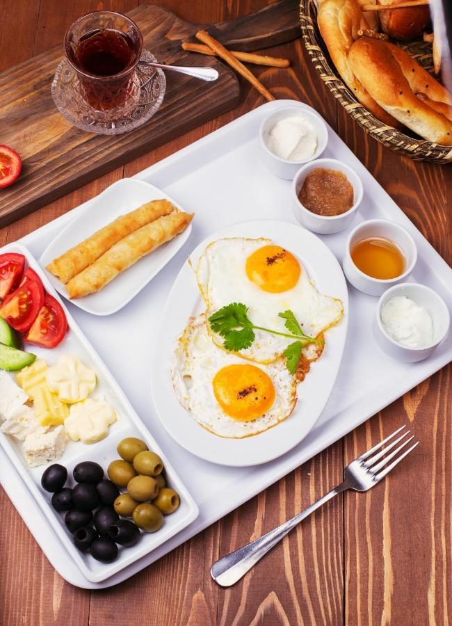 Golden Palms Guest House & Cafe 파마구스타 외부 사진