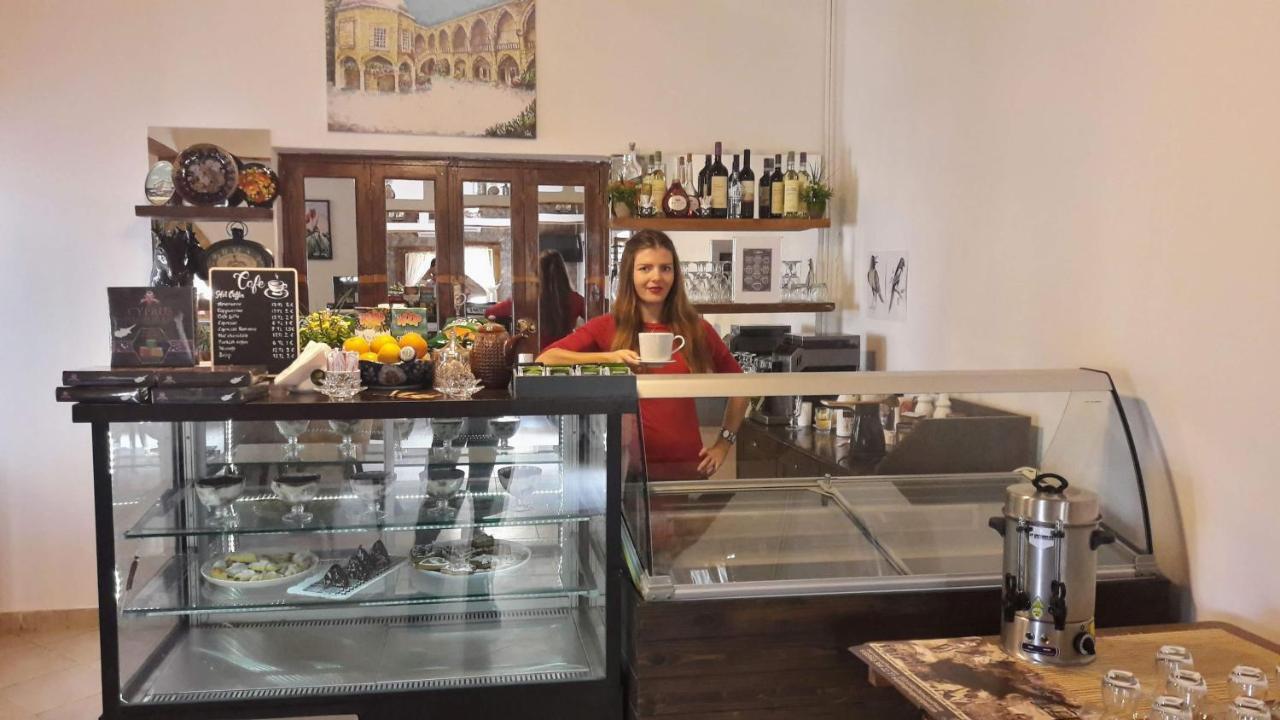 Golden Palms Guest House & Cafe 파마구스타 외부 사진