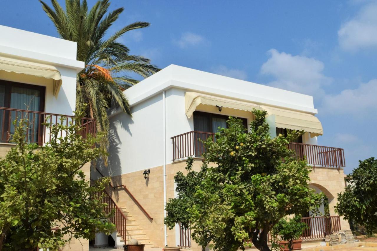 Golden Palms Guest House & Cafe 파마구스타 외부 사진