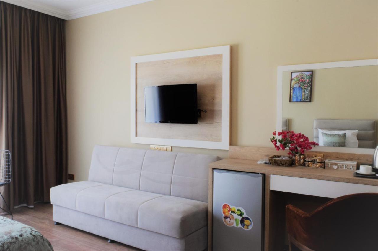 Golden Palms Guest House & Cafe 파마구스타 외부 사진