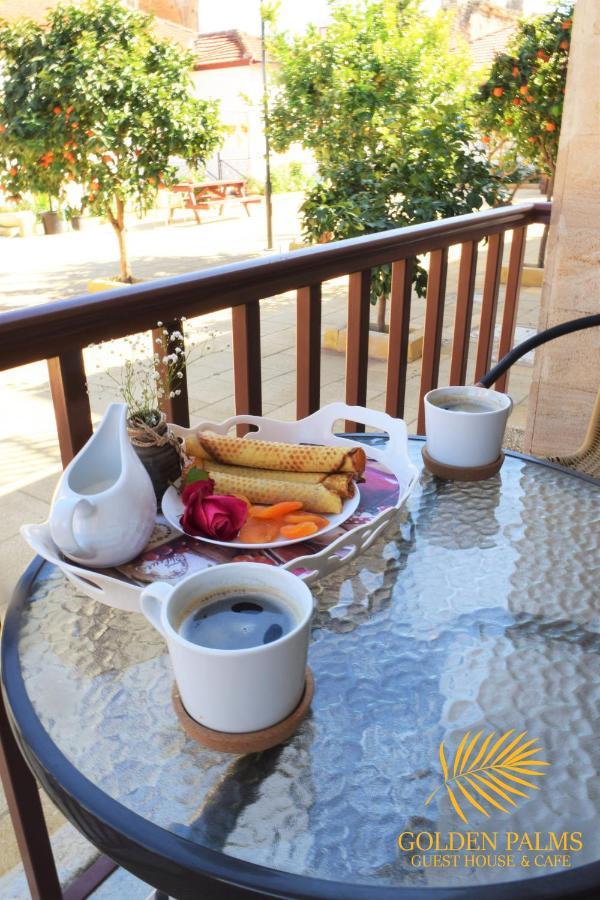 Golden Palms Guest House & Cafe 파마구스타 외부 사진